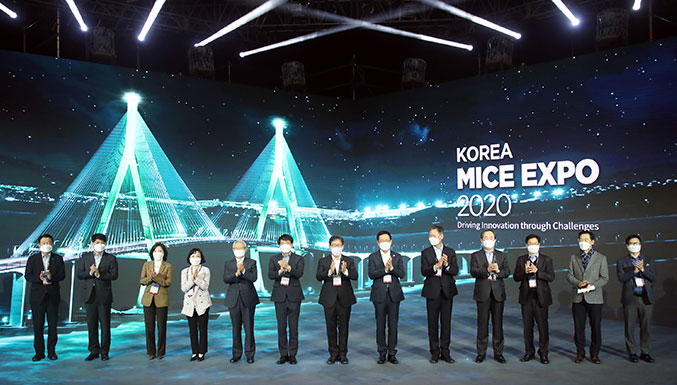 KOREA MICE EXPO 2020 개막식에 참석한 박양우 문화체육관광부 장관, 박남춘 인천시장, 안영배 한국관광공사 사장을 비롯한 귀빈들이 기념촬영을 하고 있다.