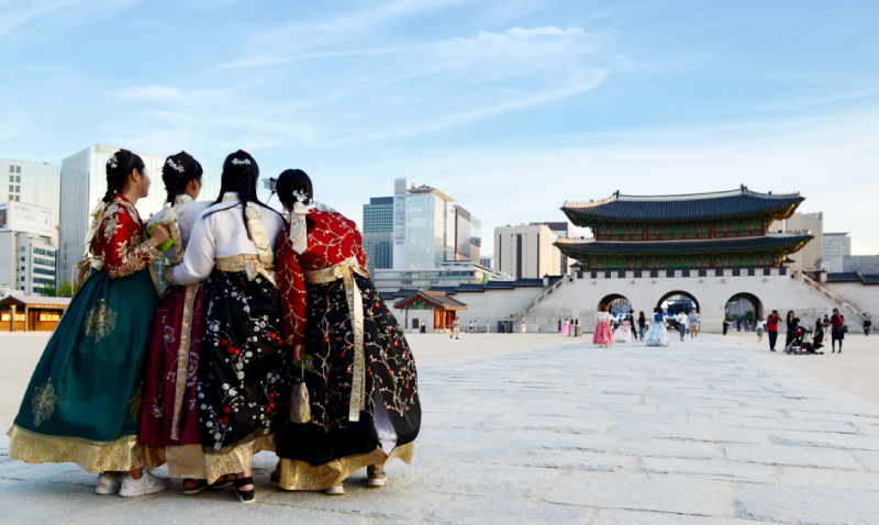 Explore the Grand Palaces in Traditional Korean Clothing Explore the Grand Palaces in Traditional Korean Clothing