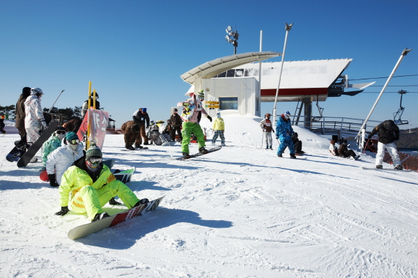 Many people flock to the advanced course of the Phoenix Pyeongchang Ski Resort.